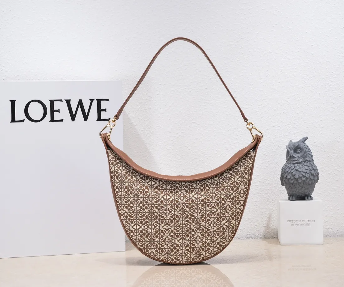 Dark brown/walnut color, top quality original. The smooth crescent shape of the L Luna series moon bag not only elongates the proportions of the whole person without getting stuck on the upper body, but also feels particularly comfortable. The wide shoulder strap design does not press the shoulder buckle opening, making it easier to open and close. The internal capacity is also large, and sunglasses and folding umbrellas can be easily arranged with sliding hanging loops hidden on both sides. Shoulder straps or hanging accessories can be attached, making it convenient for various occasions. It is a bag that shows off its temperament and is highly used in daily life! Luo Yiwei size: 29*27*8cm: model: 8891#